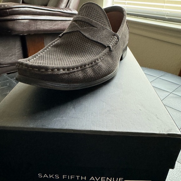 Men’s Saks fifth avenue grey perforated suede loafers size 9 - Picture 2 of 2